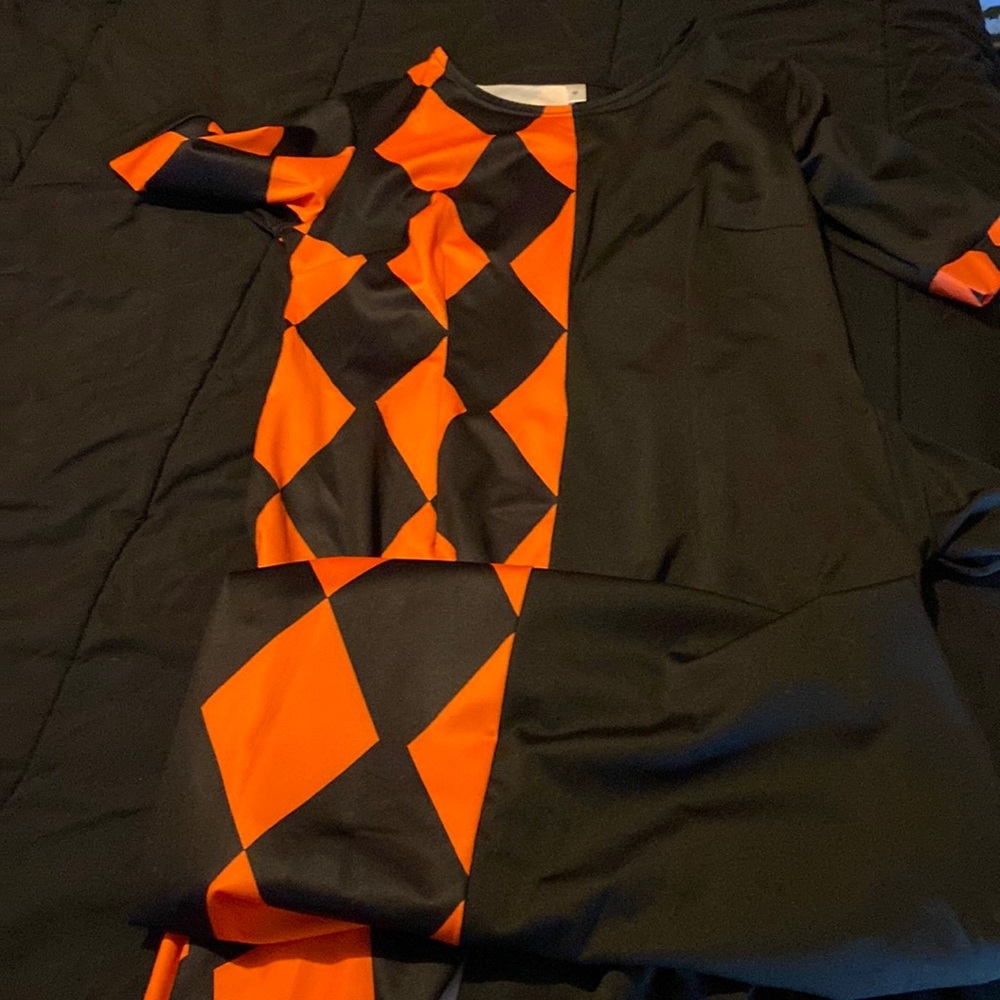 This dress has never been worn has two pockets and zipper on the side